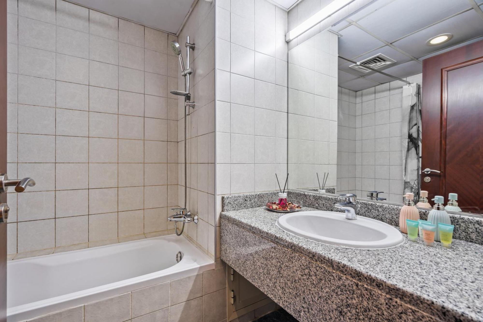Luxury Near Battua Mall Appartamento Dubai
